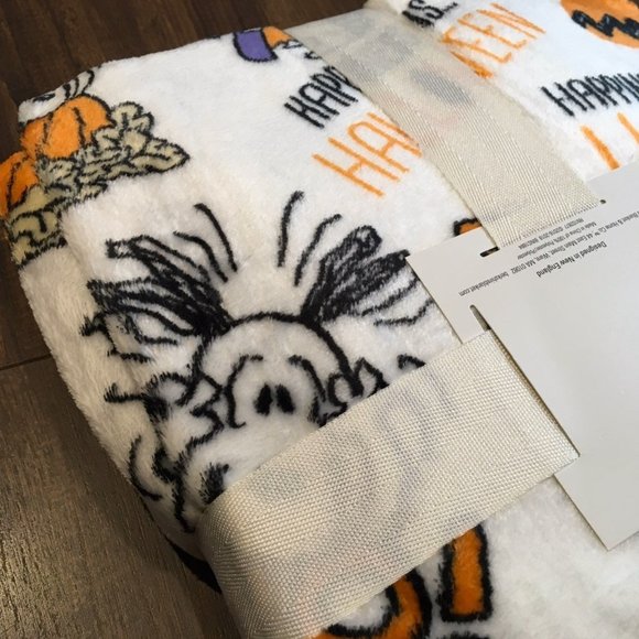 SNOOPY Halloween "Great Pumpkin" Decorative Throw - Picture 5 of 6